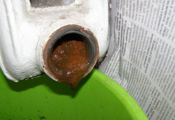 القمامة والأوساخ في المبرد