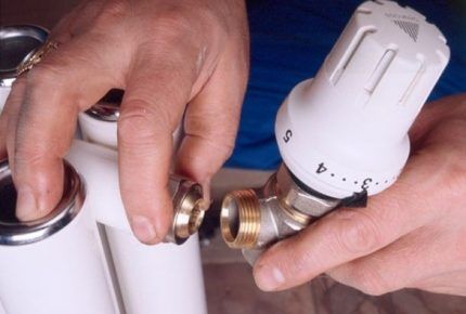 Poloha tepelnej hlavy vzhľadom na podlahu