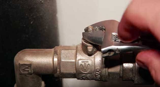 ترموستات للبطارية: مبدأ التشغيل والاختيار والتركيب