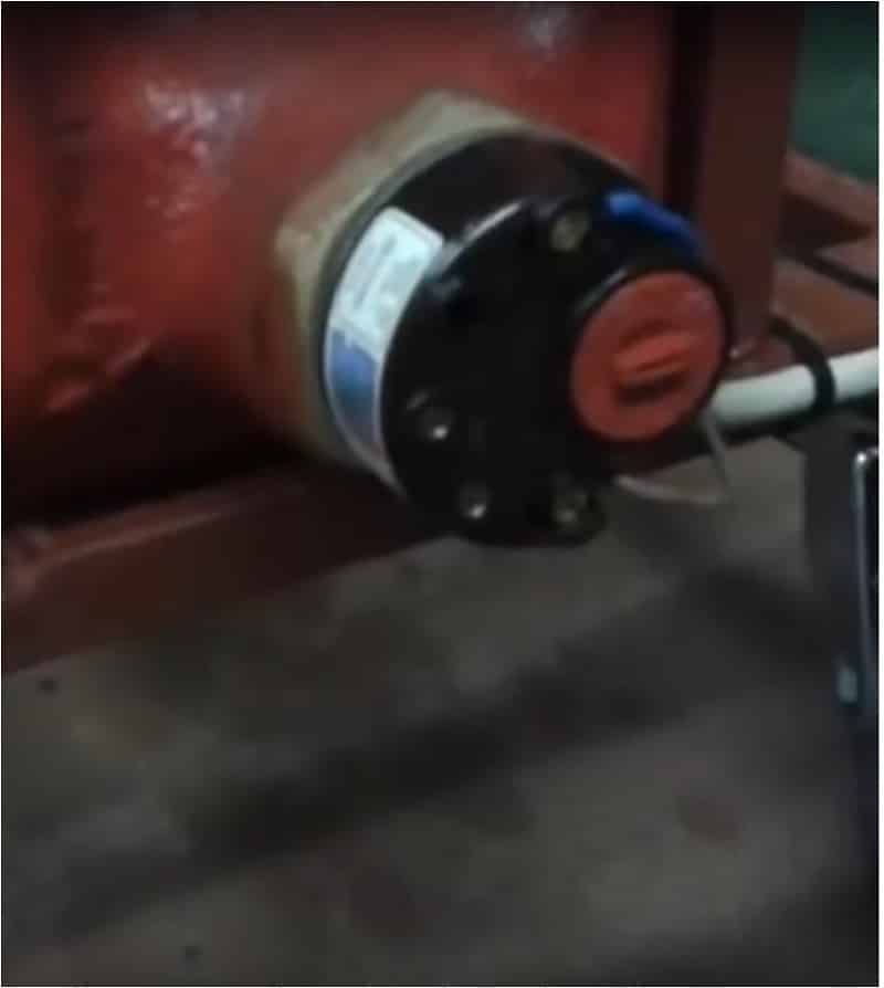 Zaskrutkujte vykurovacie teleso do spodného otvoru