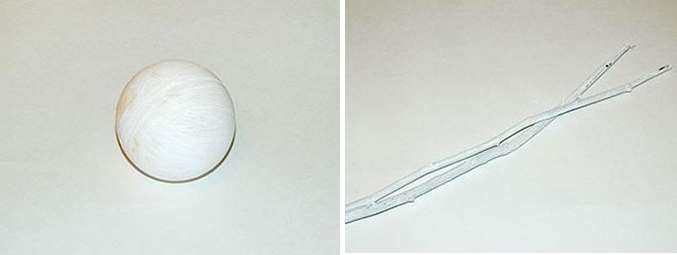 Vezmite plastovú alebo polystyrénovú guľu s priemerom asi 7 cm a natrite ju bielou farbou. Topiary vetvy tiež natrite akrylovou farbou.