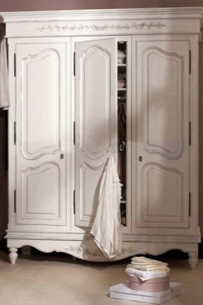 Гардероби с три врати