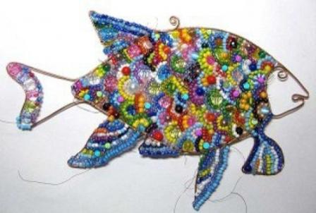 Helmillä koristeltu seinäkoriste (kuva)