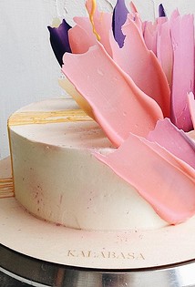 Dekorer kager på forskellige måder: praktiske tips til nybegyndere konditorer