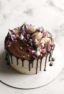 Dekorer kager på forskellige måder: praktiske tips til nybegyndere kokke