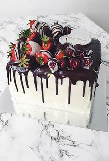 Dekorer kager på forskellige måder: praktiske tips til nybegyndere konditorer