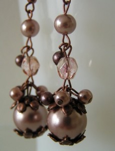 يمكنك حتى صنع أقراط عتيقة أنيقة بيديك.