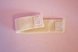 خياطة هذه الزهور على اللباد. يمكنك استخدام شريط لاصق بدلاً من الفيلكرو للسوار.