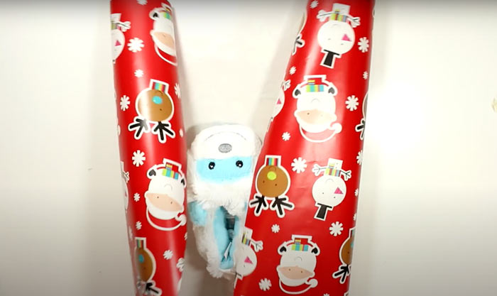 Kuvassa näkyy - Kuinka pakata lahja, kuva. Aseta paperi alas