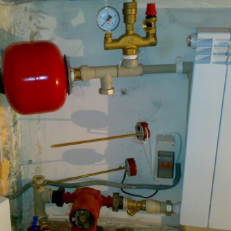 Η συσκευή και η αρχή λειτουργίας ενός λέβητα αερίου διπλού κυκλώματος