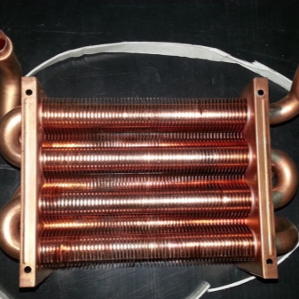 Η συσκευή και η αρχή λειτουργίας ενός λέβητα αερίου διπλού κυκλώματος