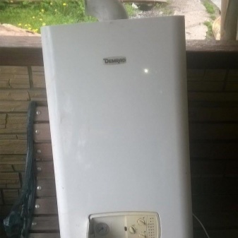 Η συσκευή και η αρχή λειτουργίας ενός λέβητα αερίου διπλού κυκλώματος