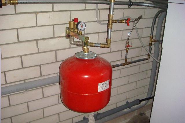 Η συσκευή και η αρχή λειτουργίας ενός λέβητα αερίου διπλού κυκλώματος