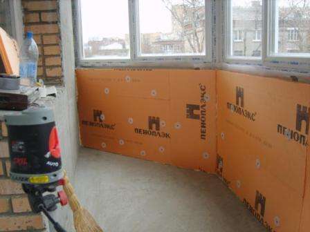 Penoplex -isolering giver dig mulighed for at beskytte altanen mod kulde og fugt. Dette materiale er modstandsdygtigt over for mekanisk belastning. Sidedelen kan være ribbet eller glat. Den første mulighed giver dig mulighed for mere effektivt at fastgøre pladerne til hinanden.