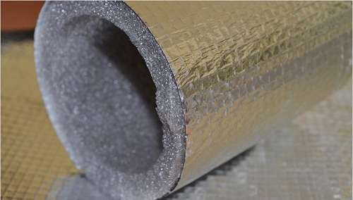 Ganske gode lydisolerende egenskaber ved forskellige varmeapparater giver god lydabsorbering, og det er en ganske vigtig indikator, især i en lejlighedskompleks. Installation af rørisolering er ikke særlig vanskelig og er ganske let. Til dette, med direkte installation, er separate sektioner af vandrør omsluttet i et varmeisolerende lag.