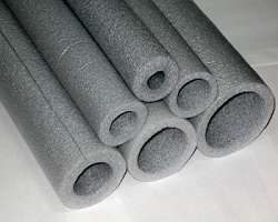 Hvis du ønsker at isolere kloakrør i et privat hus på egen hånd, skal du bruge færdige isolerende ærmer. Det er nødvendigt omhyggeligt at lave et langsgående snit på dem og derefter omslutte en sektion af netværket med den nødvendige længde i det ved hjælp af hæfteklammer eller tape.