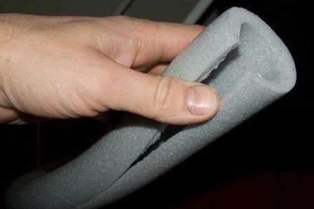 Opskummet polyethylen har høj varmeledningsevne og dampgennemtrængelighed. Rør isoleret med sådant materiale kan modstå langvarig udsættelse for et fugtigt miljø, op til deres fuldstændige befugtning i tilstrækkelig lang tid.