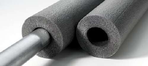 Polyethylen har god brandmodstand og lav antændelighed, selv når det udsættes for meget høje temperaturer, kan det modstå over 300˚. Når dette materiale brænder, frigives ingen skadelige kemiske forbindelser til atmosfæren, hvilket er en fordel ved isoleringen set fra økologisk synspunkt.