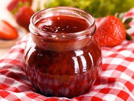 Jahodový džem s celými bobuľami Jahodový džem na zimu recepty. Fotka krok za krokom