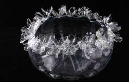 Älä ajattele, että muovipulloista valmistetaan vain yksinkertaisia maljakoita. Voit tehdä todellisia mestariteoksia. Erityisellä terävällä veitsellä leikataan auki kuvioita ja saadaan erittäin kaunis vene, joka antaa sisustuksellesi ripauksen omaperäisyyttä.