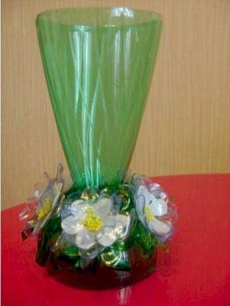 Nykyään löydät monia ideoita maljakon valmistamiseksi muovipulloista. Katso kuvia ja inspiroidu.