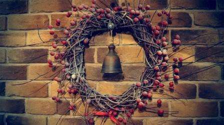 Kerää taivuttavia oksia puistossa esimerkiksi pajulta