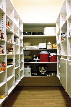 Избор на стелажи в килера