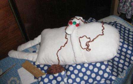 Nuken ompeleminen mallin mukaan on se erityispiirre, että sinun on muistettava jättää yksi reuna ompelematta täytteenä polyesterillä