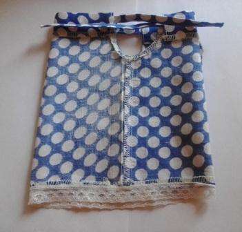 Yhdistä mekon oikeat puolet toisiinsa. Jos mahdollista, peitä reunat.