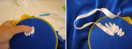 Gennemse nu forsigtigt stoffet og stræk båndet, så du får kronbladene. Stram ikke for meget for at undgå at krølle stoffet.