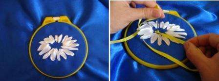 Kamillekerne kan broderes i knob. For at gøre dette skal du vikle tapen rundt om nålen i to omgange, og derefter tråde den gennem stoffet. Fyld kernen helt med denne metode.