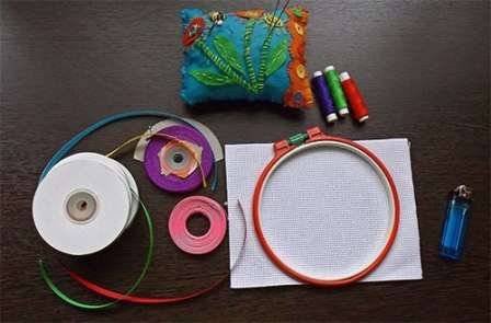 للتطريز ، من الأفضل استخدام شرائط بعرض 5 مم.