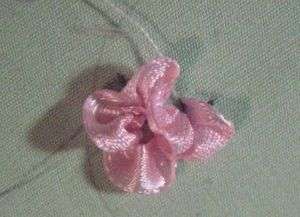 تطريز بشرائط أرجواني