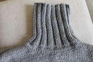 Neuleen neulominen hirvellä kaavion mukaisesti valokuvan ja videon säestyksellä