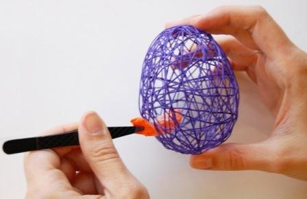 Anna käärityn pallon kuivua ja lävistä pallo neulalla ja poista se langankehyksestä