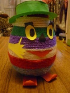 Käsityö - neulelangoilla koristeltu muna