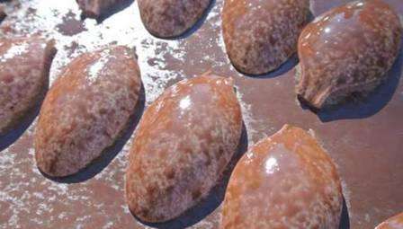 Aseta aihiot valkoiselle levylle ja aloita maalaus. Kun lusikoiden pinta on kuiva, käännä ne ympäri ja maalaa sisäpuoli.