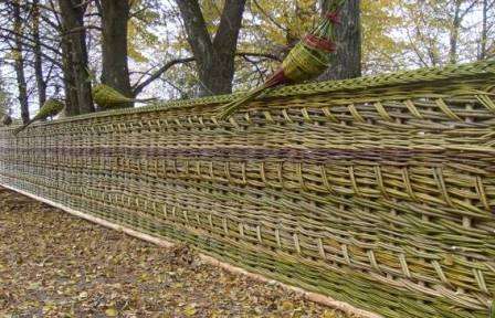 χαμηλό κόστος (στα χωριά υφαίνουν από δωρεάν φυσικό υλικό - ιτιά ή φουντουκιά).