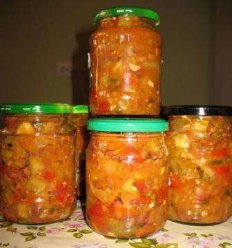 Yksinkertainen resepti kesäkurpitsa -salaatille talveksi