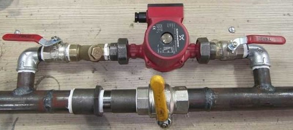 Kiertovesipumpun asennus ohituksen kanssa