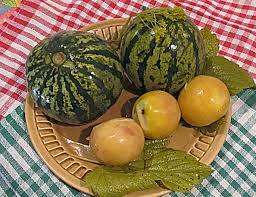 Tämä resepti on melko epätavallinen, koska omenoiden, vesimelonien ja suolaliuoksen lisäksi tarvitset hiekkaa. On parasta käyttää myös pieniä vesimeloneja ja pieniä omenoita, jotta voit täyttää tyhjiöt mahdollisimman paljon. Vesimelonin omenat ja hedelmät