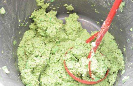 Chopιλοκόβουμε χαρτί, παλιά ταπετσαρία ή χαρτόνι, μουσκεύουμε σε νερό και αφήνουμε να μουλιάσει για αρκετές ώρες.