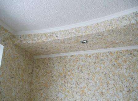 Εάν το επιθυμείτε, μπορείτε να προσθέσετε λάμψεις, χρωματιστά νήματα ή άλλα διακοσμητικά υλικά στην υγρή ταπετσαρία, έτσι ώστε η διακόσμηση οροφής ενός συνηθισμένου διαμερίσματος να είναι περίπου