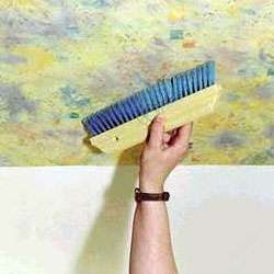 Για την επένδυση της οροφής με υγρή ταπετσαρία, σύμφωνα με τις κριτικές, δεν απαιτείται ισοπέδωση της επιφάνειας, καθώς αυτό το υλικό σας επιτρέπει να αποκρύψετε τυχόν ελαττώματα