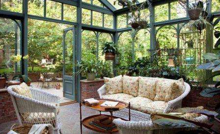 Zimná záhrada v súkromnom dome. Zoznam kvitnúcich rastlín. Foto