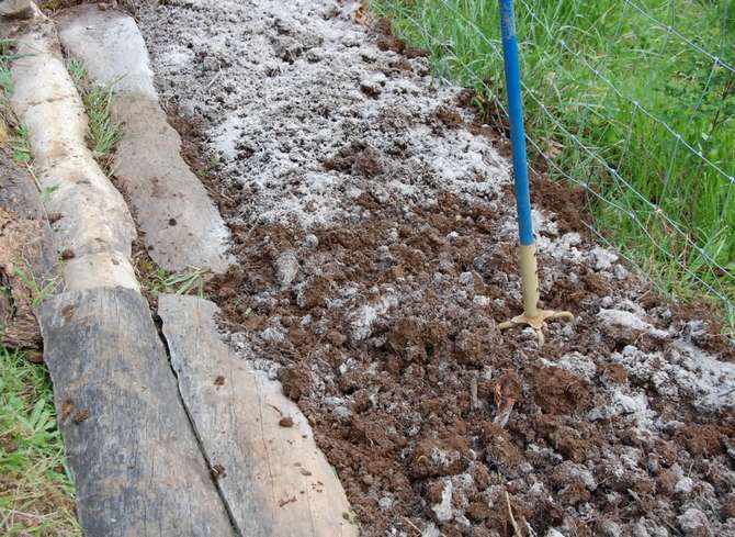 Popol ako súčasť kompostu a organických lôžok